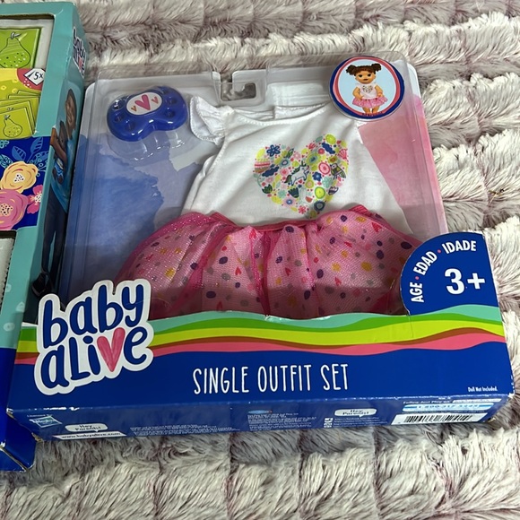 Baby Alive Single outfit Set & Diaper and snack Refill - Picture 2 of 5